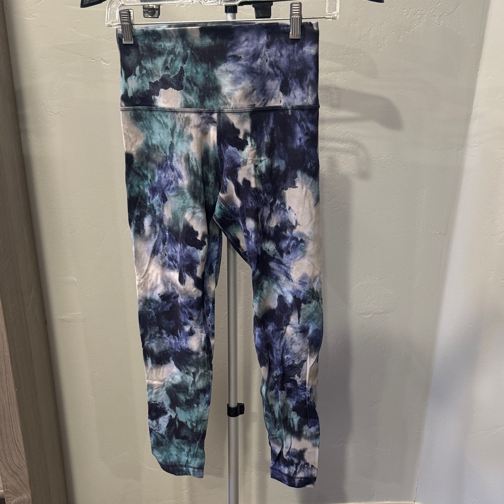 Women’s Lululemon align leggings - Size 6